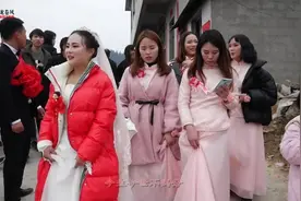 湖南农村一姑娘出嫁，屋里屋外好热闹，新娘是一村花，好漂亮视频封面