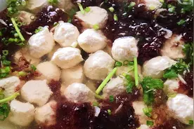 汆肉丸想Q弹好吃，制作方法是关键，按此方法做，上桌连汤都不剩视频封面