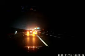 高速开车快车道一定不能停车，我经历了惊险的一幕。视频封面
