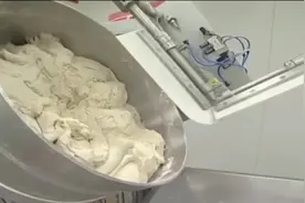 实拍面包加工过程：从生产面包来源到加工过程