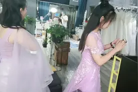 放飞的暑假，高中小姐姐盛装参加毕业典礼，早上六点来化妆视频封面