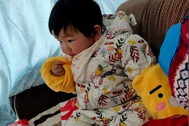 八个月的小孩长了两颗牙齿，过年啃红薯干啃得好开心视频封面