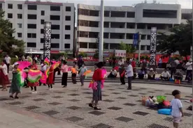 你们见过这样的广场舞大妈吗？内蒙古广场舞大妈就是和我们习俗不