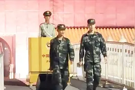 武警战士拉着行李箱走来，兵哥哥在一旁只是默默的看着！视频封面