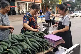 老婆怀孕七个月不显怀像正常人，在路边摆摊卖黄瓜没人看出她怀孕视频封面