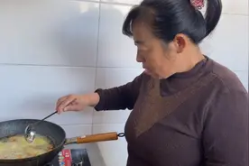 磨完豆浆的豆渣可别扔，今天老妈叫你做一道美食，看完后包你喜欢视频封面