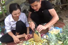 地菠萝好吃，就是削起来太费事，卖菠萝的妹子帮我削好视频封面