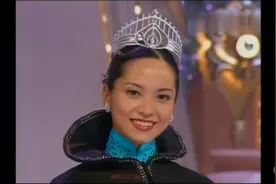 1999年香港小姐颁奖：郭羡妮（冠军）原子鏸（亚军）胡杏儿（季）视频封面