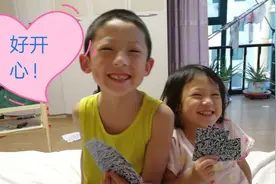 和孩子们玩扑克牌，4岁小姑娘为啥撒泼打滚，这样的孩子哭笑不得视频封面