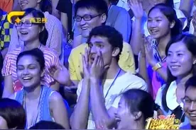 女主持人裙子忽然被吹起，郭德纲说了几句话，台下瞬间沸腾了！视频封面