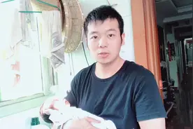 二胎妹妹在家阳台晒太阳祛黄疸睡着了，哥哥在旁边捣乱怎么办？视频封面