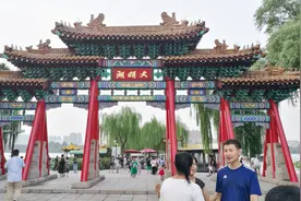 山东济南的大明湖，是中国第一泉水湖，国家5A景区，免费开放视频封面