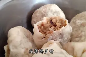媳妇包的包子皮薄馅多，用方便面做馅就是不一样，好吃的停不下