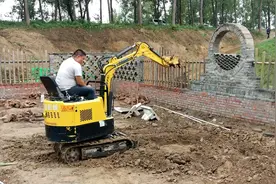 像小孩玩具的超小型挖掘机，正在河南农耕民俗文化博物馆内挖土视频封面