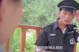 美女问保安队长：什么东西用时候头朝前，不用时候头朝下!视频封面
