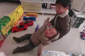 哥弟俩天天打架 妈妈好好审视自己 决定改变做个称职妈妈视频封面