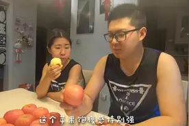 小情侣下狠心减肥，尝试苹果酸奶减肥法，第一天只吃苹果不喝水视频封面