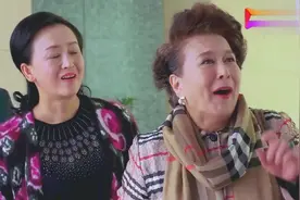 富婆怀孕练瑜伽，孩子都被抖搂出来了，一脸狰狞在生产视频封面