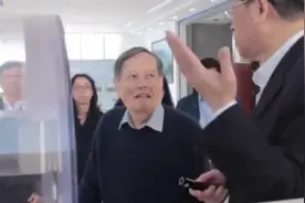 杨振宁妻子翁帆肚子微凸，是否怀孕？杨振宁回应为什么不要孩子视频封面
