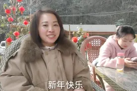 除夕老潘将创作收益提现，准备给孩子们发压岁钱，女儿听了后偷笑视频封面