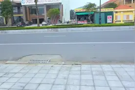 小伙伴们一起去海边玩耍，把大姐姐埋在了沙子里视频封面