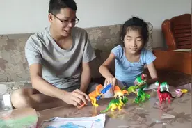 俩父女玩玩具玩得很尽兴，小弟弟不遵守规则，被晾一边生闷气视频封面