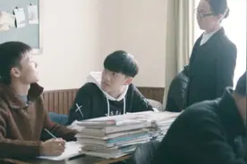小伙上课和同桌打闹，被老师逮个正着，却害的同桌请家长视频封面