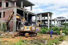 私自加高加大违建近一倍 广州15栋违建别墅被城管清拆视频封面