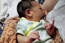 小宝宝饿了想吃奶，妈妈就是不给，看着好可怜啊！视频封面