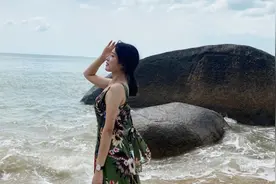 三亚终于晴天了，草西换上性感的沙滩裙跟小弟手牵手去天涯海角了视频封面