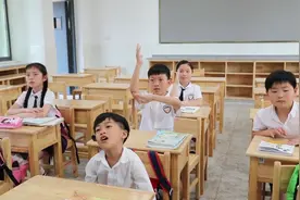 反应了遇急事别拖：上课尿急忍着，突然听到高喊一声，糗翻全场。视频封面