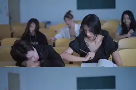 女孩上课时候来大姨妈视频封面