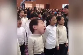 班级大合唱，小学生突然戏精附身，老师，下班后，来办公室一趟视频封面