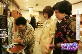 陈丽华现场给鲁豫演示用紫檀粉洗手, 洗完立即变白了, 好神奇！视频封面