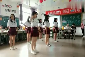 别人班级的小姐姐，给全班跳《good time》，女生甩头发太帅了视频封面