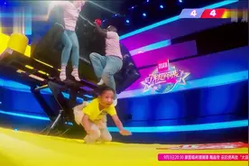 就差那么一点点，小朋友没有坚持住，直接从沙发上掉了下来！视频封面