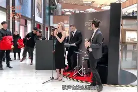 外国小姐姐街头翻唱《红豆》火了，一开口就惊艳全场，太好听了视频封面