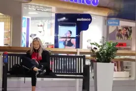街头假装拉裤子恶搞路人 妹子瞟了一眼笑翻了视频封面