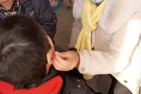 带老表去土郎中家看病她家治疗面瘫很有效，医院没治好她能治好！视频封面