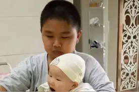 二胎双胞胎家庭，不大的哥哥抱着妹妹吃饭视频封面