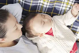 孩子从小和妈妈睡，从小和老人睡有什么区别？5岁以后就知道了视频封面