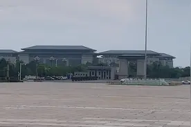这里是位于红谷滩区卧龙山的江西省人民政府南大门市民广场视频封面