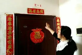 大年三十起床第一件事，擦门粘贴新对联，喜迎一年的好运进门视频封面