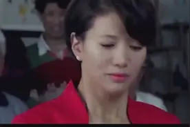美女跟老公回农村办婚礼，全程下跪磕头，连小女孩都跪视频封面