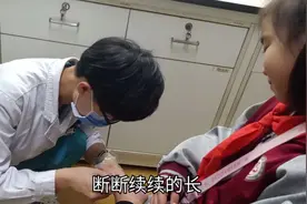 女儿脚痒怀疑是脚气，医生刮脚底心检查，脚底这么挠还能忍，佩服视频封面