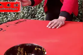 农村小哥哥写结婚对联求横批，贴在门上真的很好，你觉得怎么样？视频封面