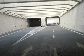 太原火车站地下竟藏着一个停车场，不说你真不知道。太爽了。视频封面