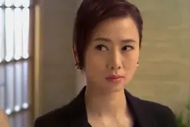 军人老爸开家长会迟到，女儿急坏了，老爸突然出现，开口全场沸腾视频封面