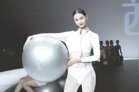 白色透纱连体衣让美女穿上，显得格外亮眼,极为时尚视频封面