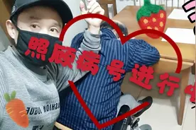 下雨天照顾老人不能停打工老崔还是2个小时精心照顾病号真有意义视频封面